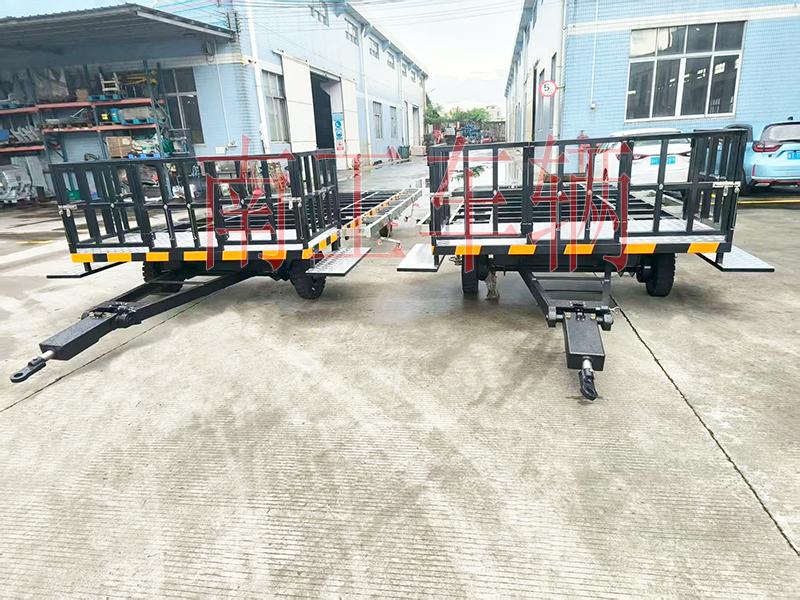 5噸帶不銹鋼配件牽引平板拖車 護(hù)欄型全掛車